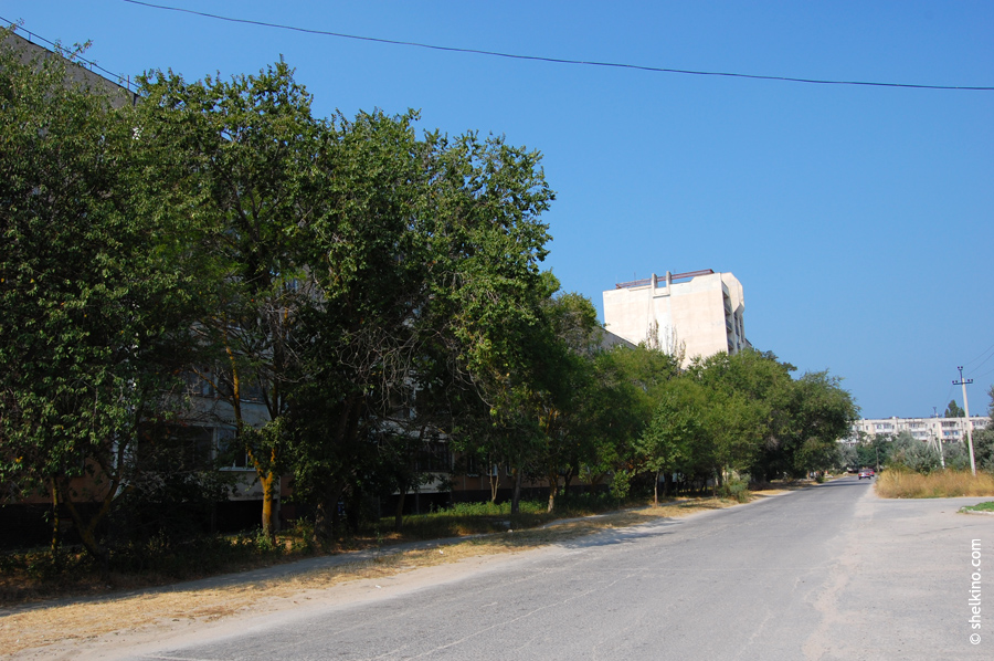 Щелкино, вид с востока, со стороны окраинной дороги. Слева направо дома 12, 12а (десятиэтажный), 35
